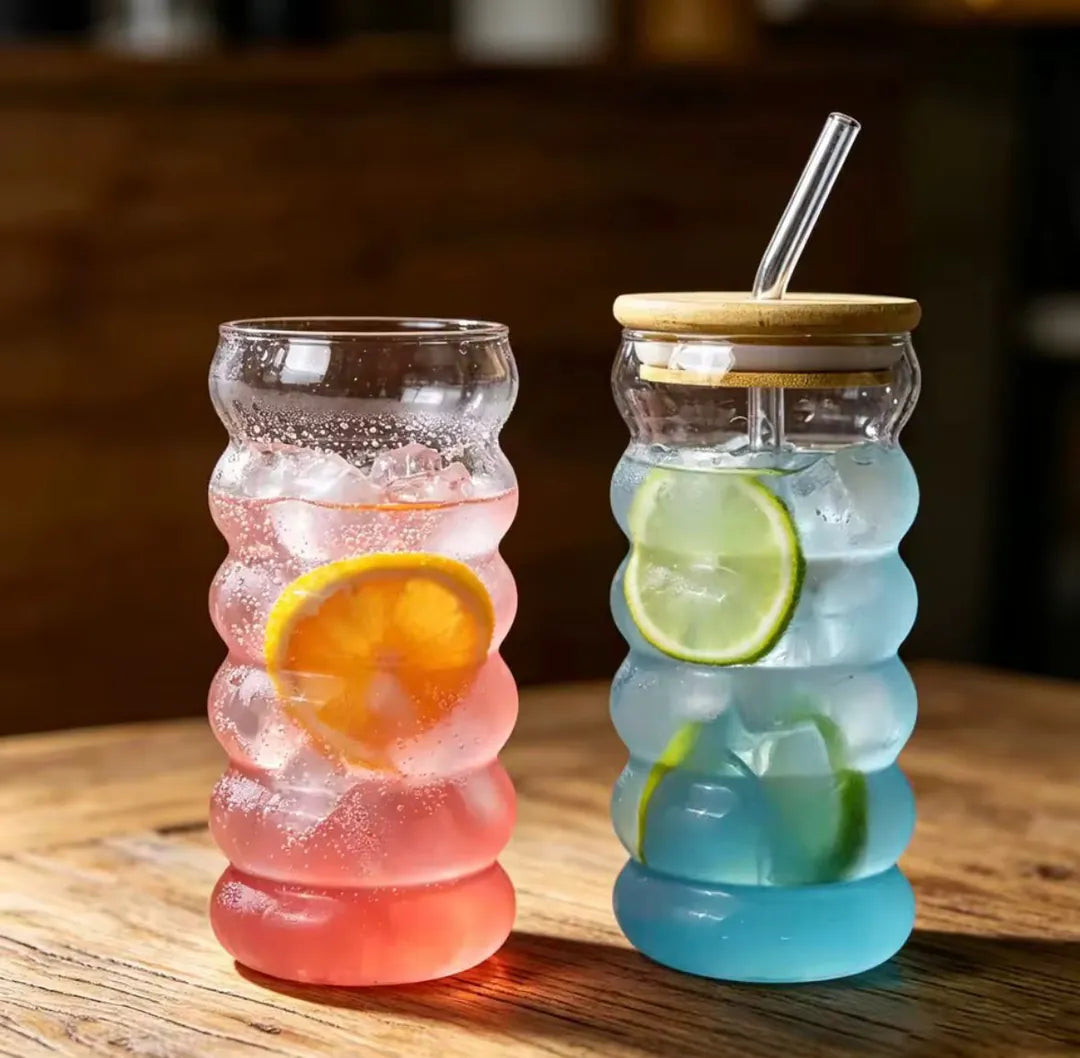 Vaso de vidrio con diseño ondulado