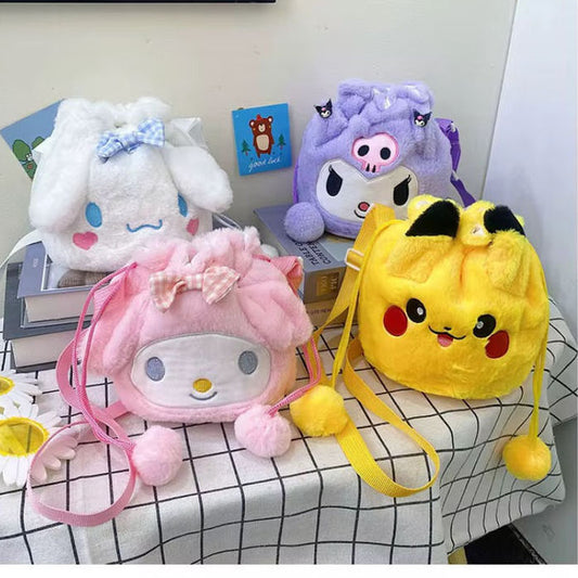 BOLSO DE PELUCHE CON POMPONES