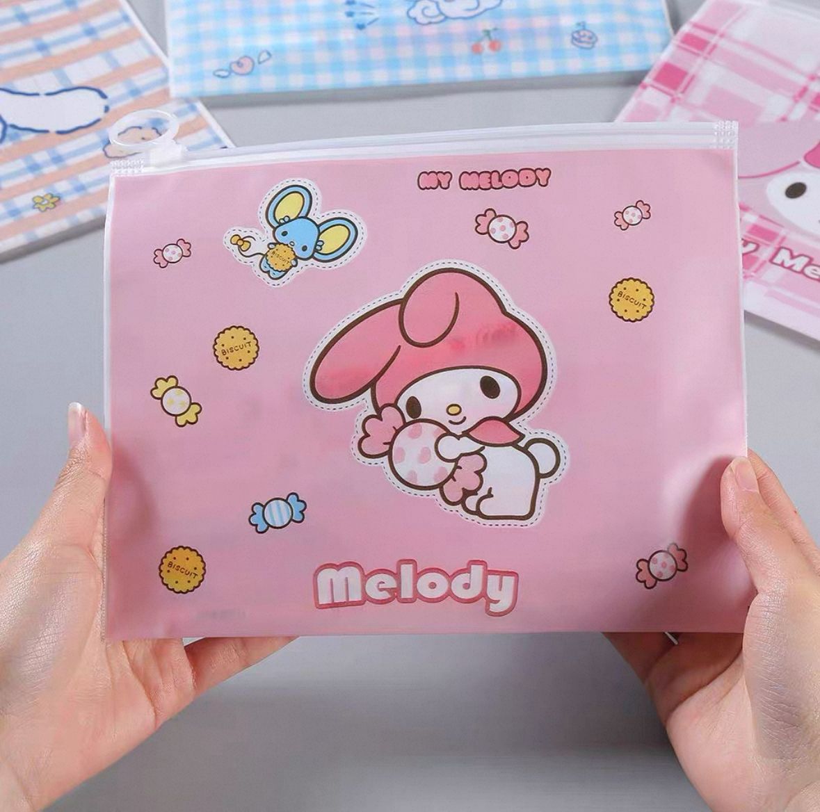 ESTUCHE SILICONADO FONDO SANRIO